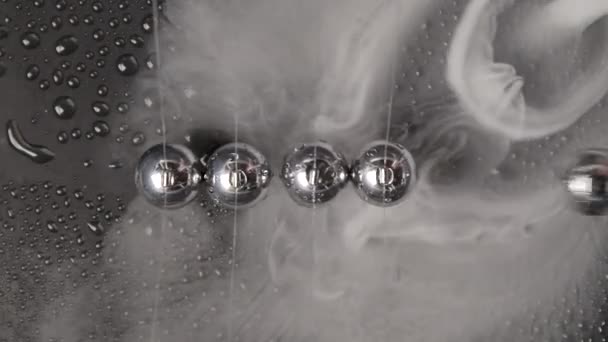 Beelden van natte Newton 's ballen in rook, bovenaanzicht — Stockvideo
