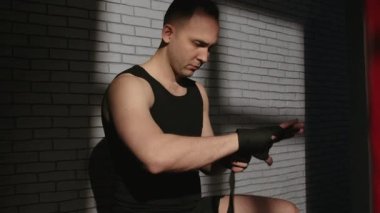 Siyah boks kasetleriyle hazırlanan adamın görüntüleri.