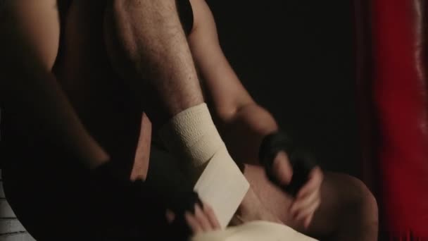 Зйомки бійця з бинтами на нозі — стокове відео