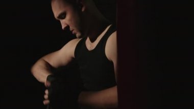 Siyah boks kasetleriyle esmer bir adamı vurmak.