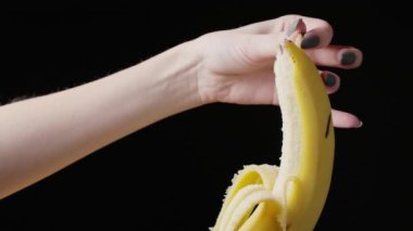 Kadın eli çekmek muz soymak