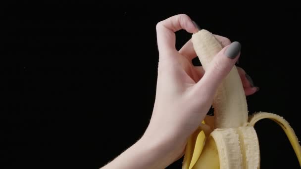 Fotografierea unei femei care rupe banana — Videoclip de stoc