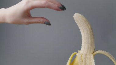 Kadın eli kırılan muzun görüntüsü