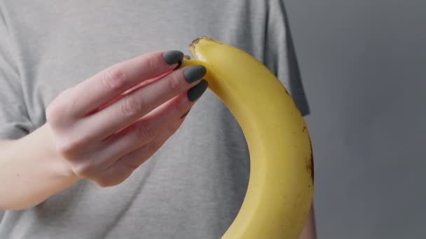 Filmik kobiety obierającej banana — Wideo stockowe