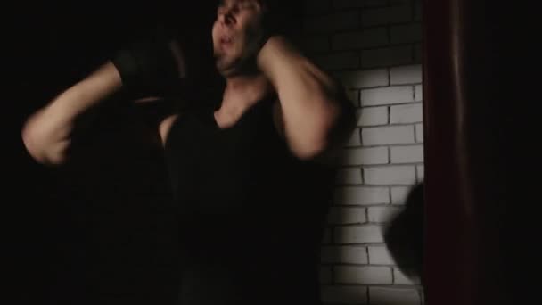 Filmati di uomo con bende da boxe durante l'allenamento — Video Stock