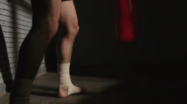 Kırmızı kum torbasıyla vurulan adam.