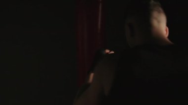 Elinde kum torbası olan esmer adamın videosu.