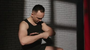 Adamı boks kasetleriyle hazırlama videosu.