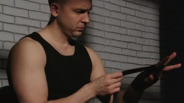 Boks bandajlı bir adamın videosu.