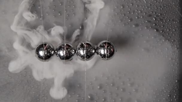 Video van natte stalen newton ballen met rook, bovenaanzicht — Stockvideo