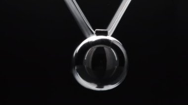 Asılı Newton toplarının hareket halindeki görüntüsü