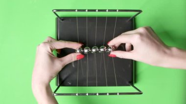 Kız eli çelik Newton toplarını başlattı, üst görünüm