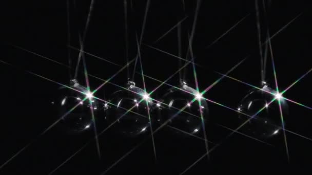 Video z ocelových Newton s kuličkami s odrazem světla s na černém pozadí — Stock video