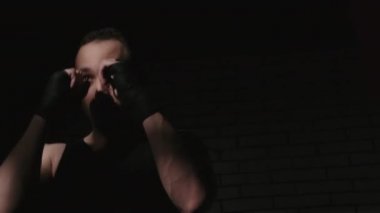 Gölgelerde kum torbasıyla adam vurmak