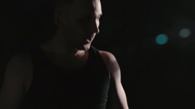 Siyah arka planda kasetleri olan boksör videosu.