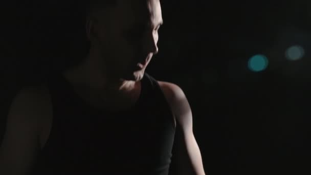 Vídeo de homem de boxe com fitas em fundo preto — Vídeo de Stock