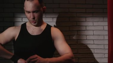 Yumruk torbasıyla antrenmandan sonra yorgun boksör görüntüsü.