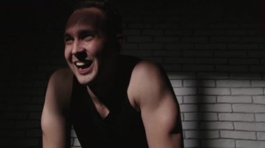 Gölgelerde siyah bandajlı yorgun adamın videosu.