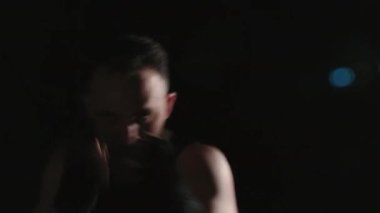 Siyah arka planda kasetleri olan boksör görüntüleri.