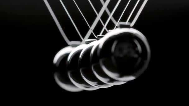 Filmación de las bolas de cromo colgado newton s en movimiento — Vídeos de Stock