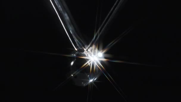 Видеозапись шаров Ньютона с отражением света на черном фоне — стоковое видео