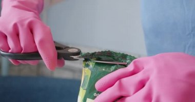 Bitki yetiştirmek için zemini olan bir kadının videosu