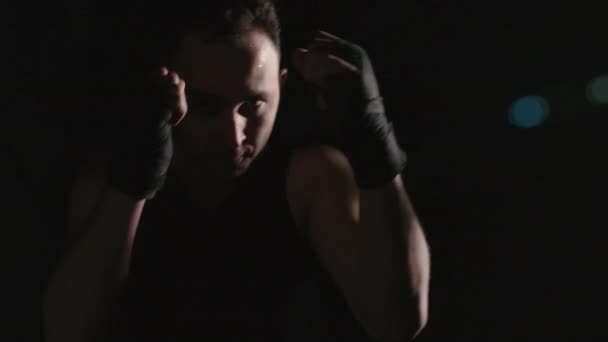 Erschießung eines Boxers mit Klebebändern auf schwarzem Hintergrund — Stockvideo