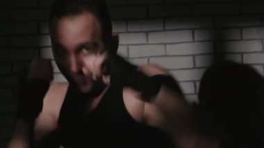 Gölgelerde bandajlı boksör görüntüsü.