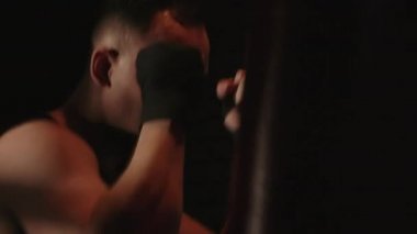 Esmer adamın kum torbasıyla antrenman videosu.