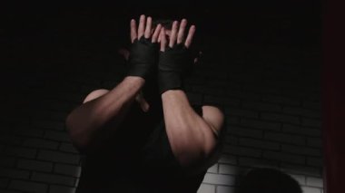 Karanlıkta siyah bandajlı yorgun bir adamı vurmak.