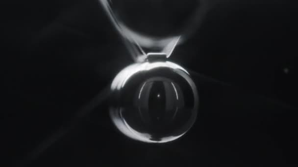 Schießen von hängenden stählernen Newtonkugeln wie ein Auge in Bewegung — Stockvideo