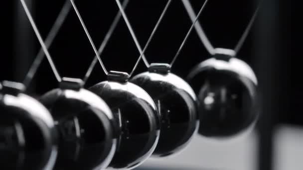 Schieten van grijze newton ballen in beweging op zwarte achtergrond — Stockvideo