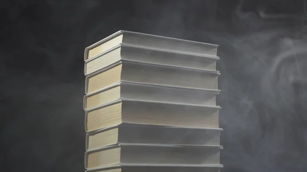 Bücher und Dampfrauch auf schwarzem Hintergrund — Stockfoto