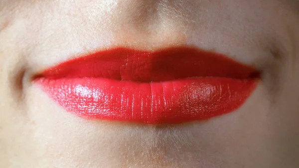 Foto de primer plano de labios sonrientes atractivos rojos —  Fotos de Stock