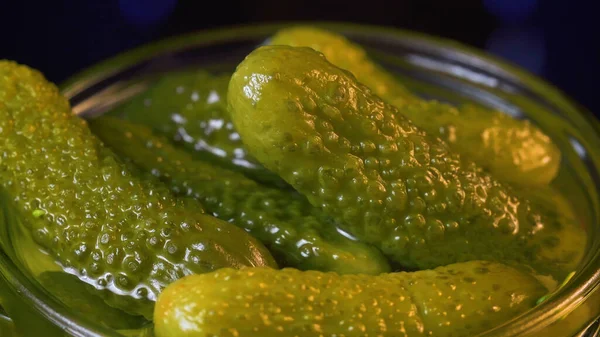 유리 항아리에 녹색 gherkin 의 사진, 클로즈업 촬영 — 스톡 사진