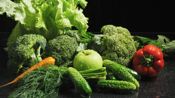 Zdjęcie świeżych warzyw z kroplami wody — Zdjęcie stockowe