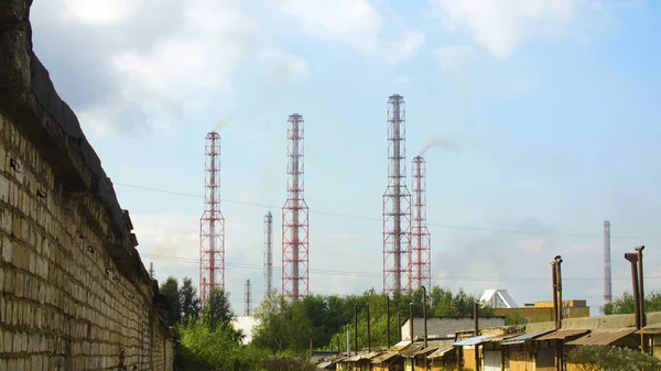 Fabbrica industriale con fumo dalle tubature in estate — Foto Stock