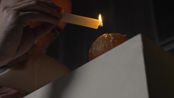 Sparatoria di uomo con cera gocciolante di candela su bambola rotta — Video Stock