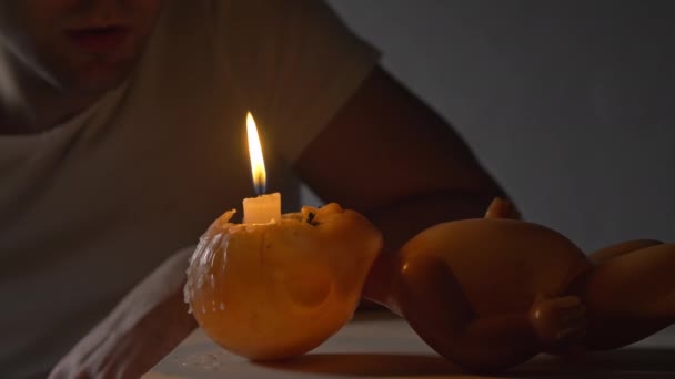 Filmati di uomo con candela in testa di bambole rotte — Video Stock