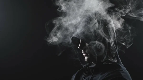 Facet w czarnym kapturze z dymem w środku — Zdjęcie stockowe