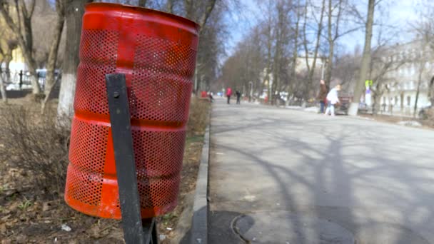 Видео металлического мусорного ведра на улице — стоковое видео