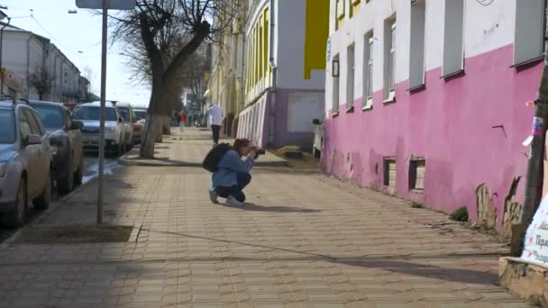 Filmación de mujer con textura de pared de disparo de cámara — Vídeo de stock