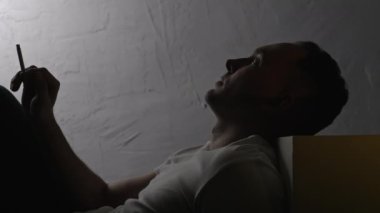 Gölgelerde sigara içerek yalan söyleyen bir bağımlıyı vurmak.