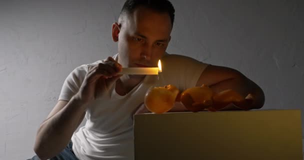 Sparatoria di uomo con candela e bambola rotta — Video Stock