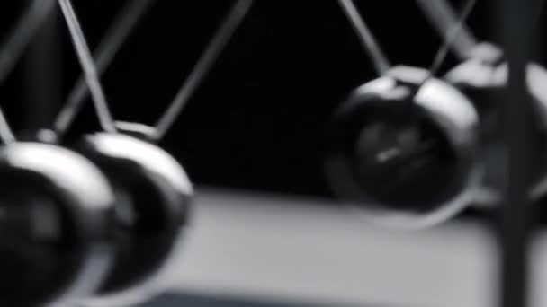 Beelden van chroom newton ballen in chaotische beweging — Stockvideo