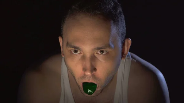 Photo de fou avec du mucus vert dans la bouche — Photo