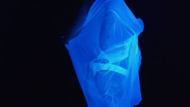 Islak kumaşlı beyaz külotlu bir kadın.