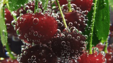 Camda kırmızı kiraz ve soda köpükleri, yaklaşın.