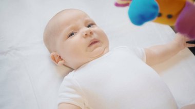 Bebek arabalı, dört aylık mutsuz bir kızın fotoğrafı.