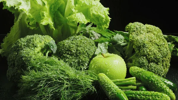 Foto di verdure dietetiche verdi con gocce d'acqua — Foto Stock